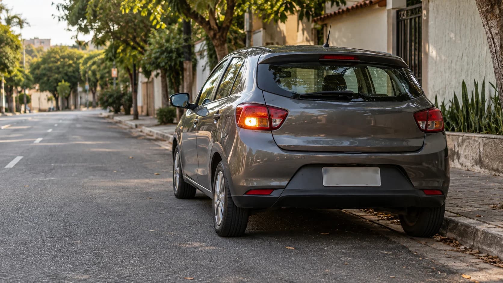 Carro compacto parado junto à guia, com a seta esquerda acesa e espaço livre na rua.