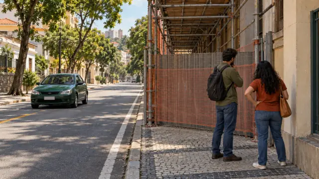 Pedestres encontram o passeio bloqueado por uma obra.