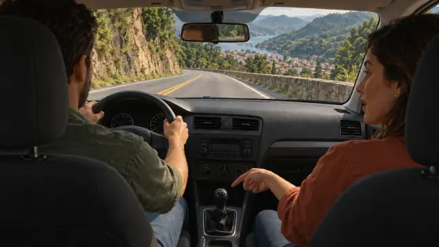 Passageiro aponta para o câmbio manual durante uma descida.
