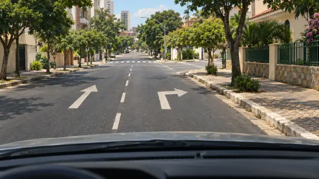 Seta para virar à direita na faixa do motorista e seta reta na faixa à esquerda.